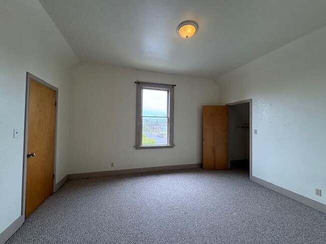 Building Photo - Arcata 3-Bedroom Victorian Apartment