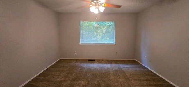 Building Photo - Available Now! 2 Bedroom 1.5 Bath Townhome...