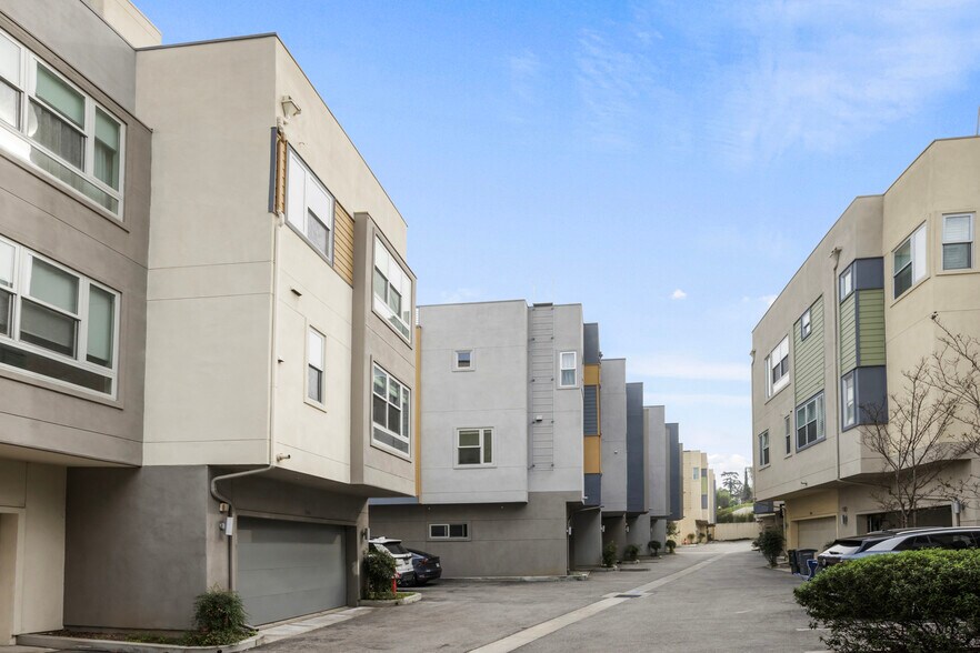 Building Photo - 2753 Waverly Dr