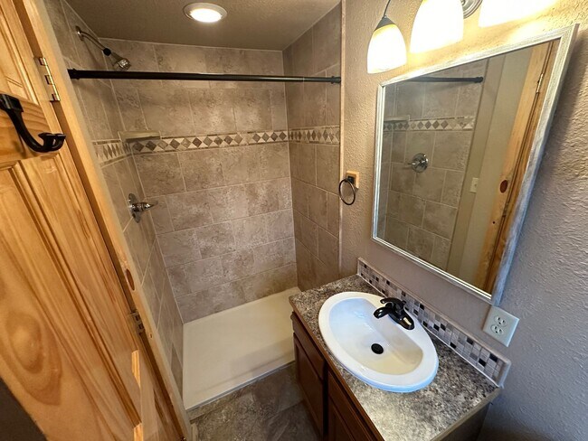 Building Photo - Beautiful Manitou Home With Sweeping Mount...