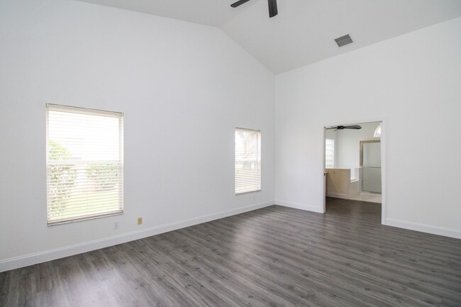 Building Photo - ***ANNUAL UNFURNISHED RENTAL***NEWLY RENOV...