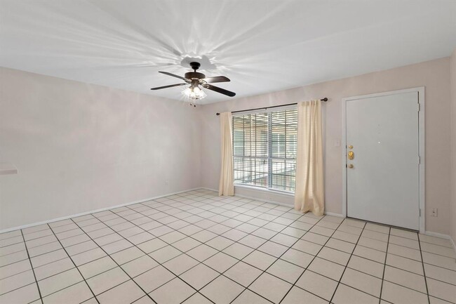 Building Photo - 2425 Ashdale Dr