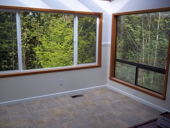 Building Photo - Bellevue Home with Some Nice Upgrades and Two Car Garage!