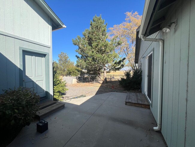 Building Photo - SPACIOUS! 4/4 Home in Gardnerville