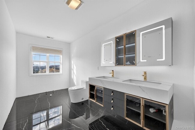 Building Photo - 5 Clearwater Ct