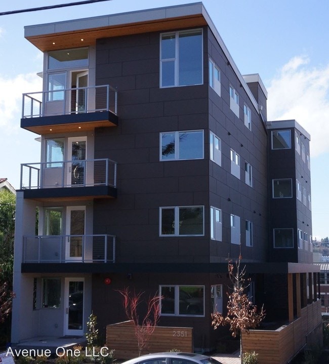 Primary Photo - 2351 Franklin Ave E