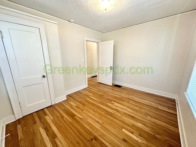 Building Photo - 3 Bed 1 Bath Unit in Ne Portland