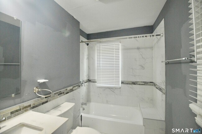 Building Photo - 807 Brewster St