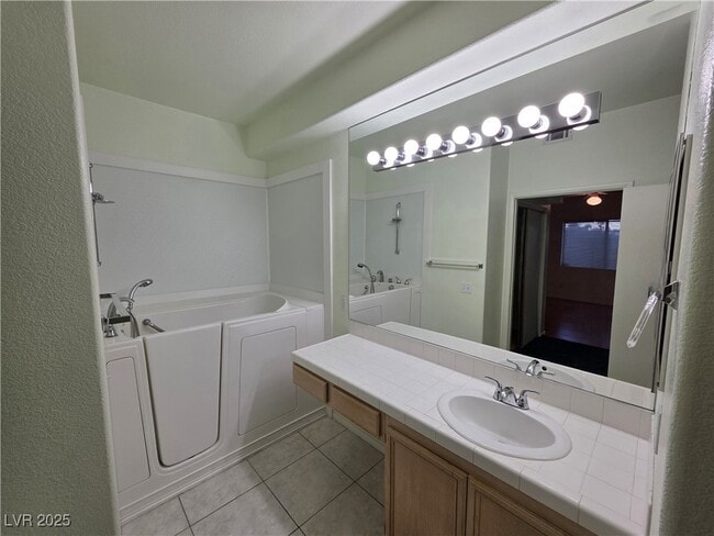 Building Photo - 2110 Los Feliz St