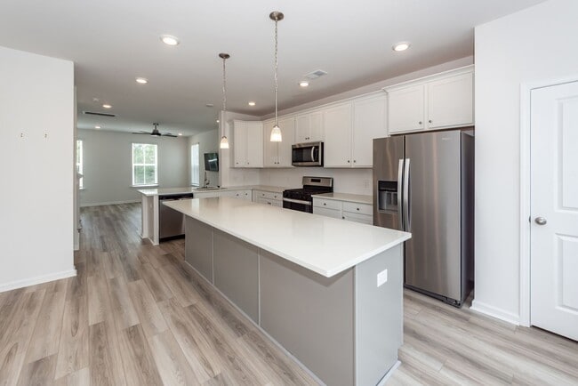 Building Photo - 4 Bedroom, 3.5 Bathroom Townhome in Foxbank Plantation - Moncks Corner