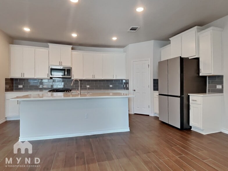 Building Photo - 2909 Salvidar Bend