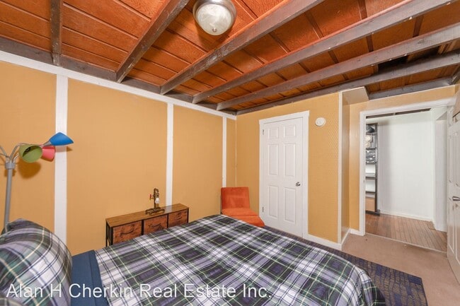 Building Photo - 3 br, 1 bath House - 4 East Miller Road