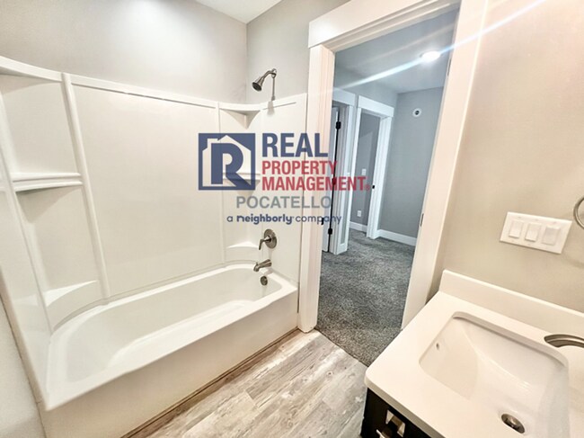 Building Photo - MOVE IN SPECIAL - 3 bedroom 2.5 bath Townh...