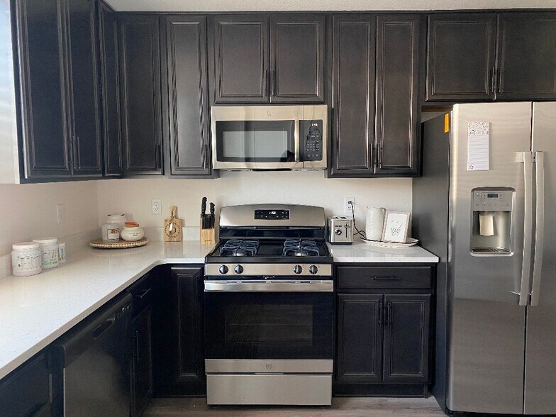 Shared Kitchen - 2848 Kendall St