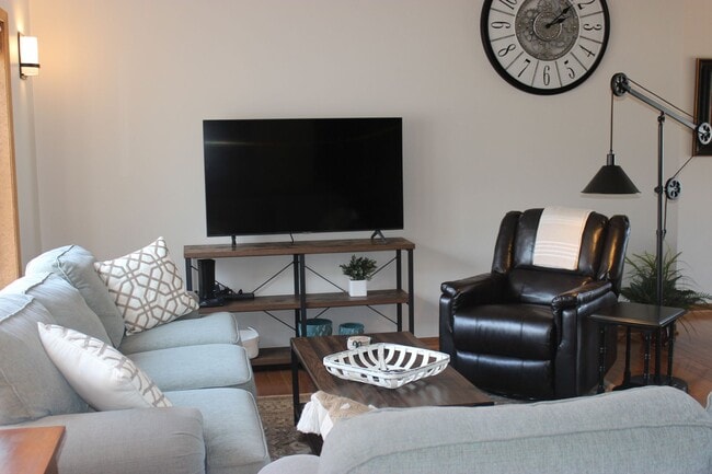 Building Photo - Main Floor Living - Updated 2021 - 5 Min from Mayo