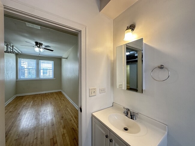 Building Photo - 4824 W Addison St