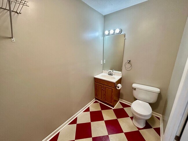 Building Photo - Cozy 2 Bed, 1.5 Bath in Lexington!