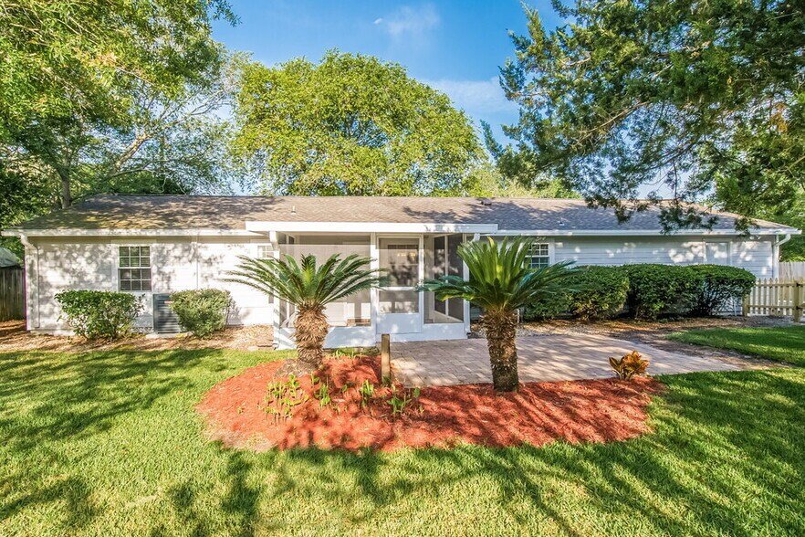 Building Photo - 10757 Spurs Ct