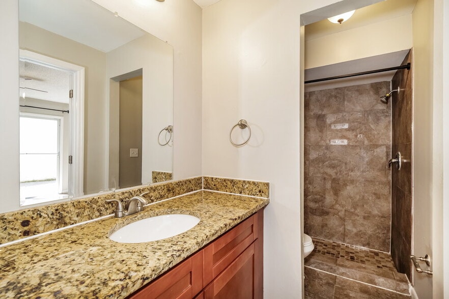 Building Photo - 225 Bayhead Dr