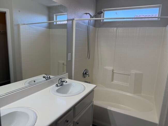 Building Photo - 4bd/2.5bath House