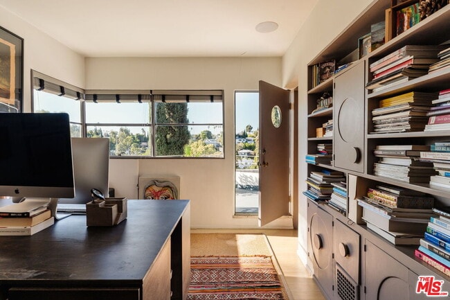 Building Photo - 1530 N Easterly Terrace