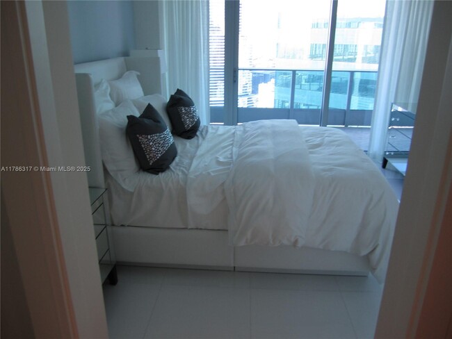 Building Photo - 200 Biscayne Blvd Way