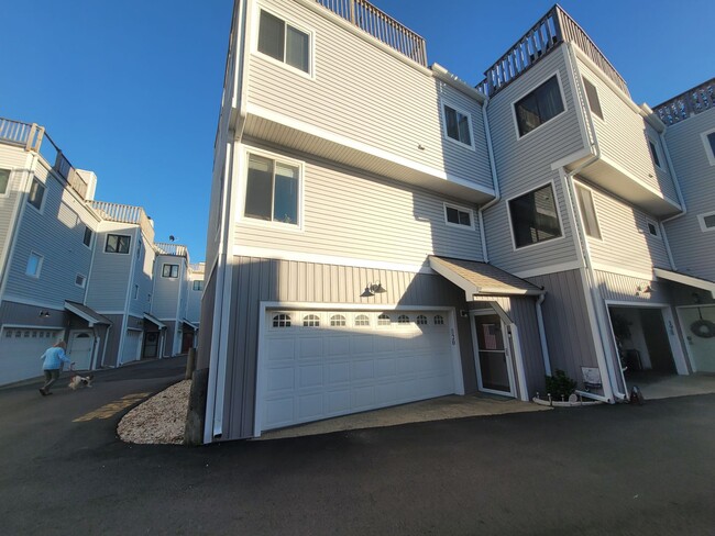 Building Photo - 2 Bedroom, 2.5 Bath Condo with with Ocean ...