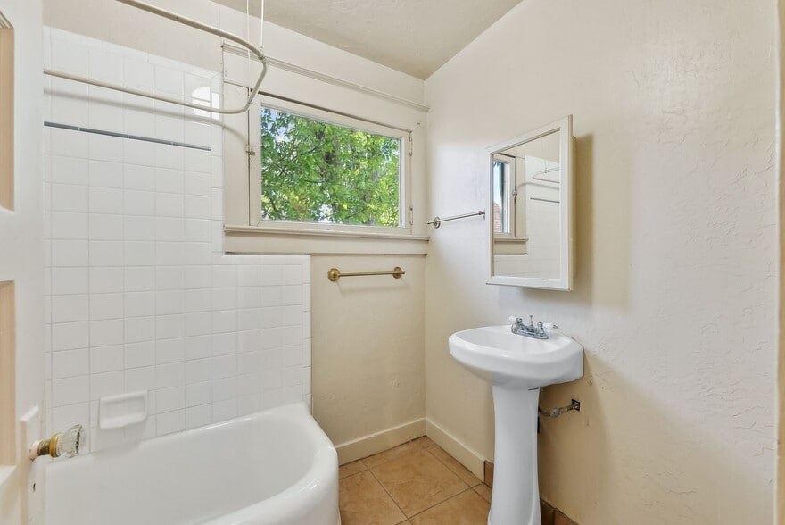 Building Photo - 1004 E 200 S