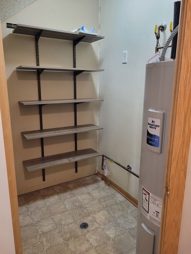 Building Photo - Middle Unit Townhouse