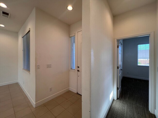 Building Photo - Spacious 3 bedroom home in Fernley