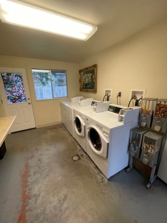 Building Photo - 2Bd/1.5Ba Lynnwood Townhouse