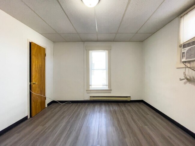 Building Photo - Charming 1-Bedroom Apartment Near Ball State!
