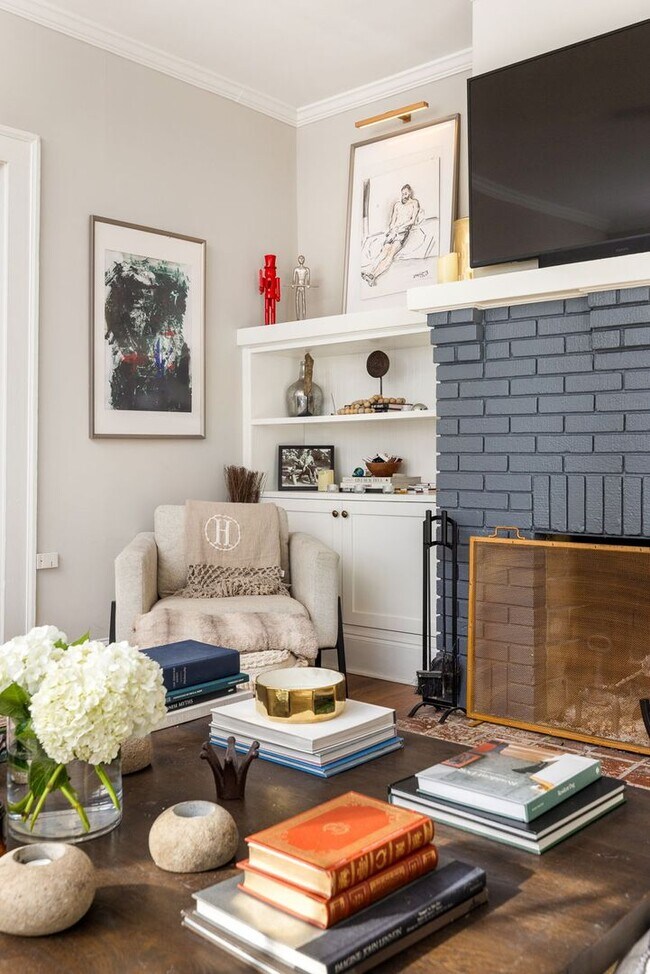 Building Photo - Beautifully Updated 2/2 w/ Great Backyard ...