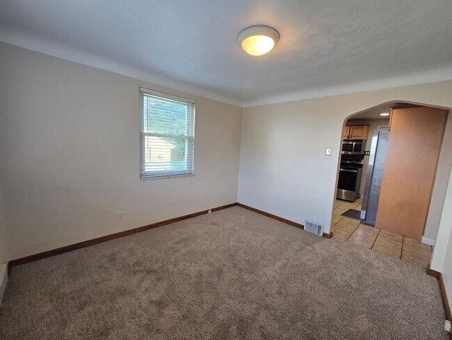 Building Photo - 305 Longview Dr
