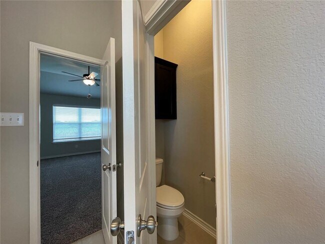 Building Photo - 806 Hollyhock Dr
