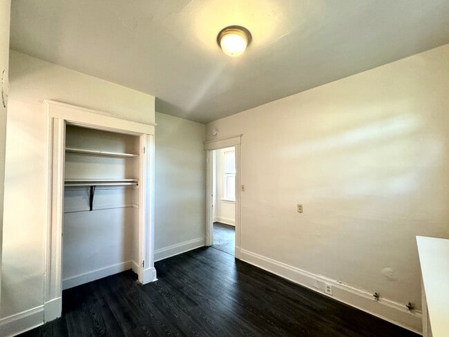 Building Photo - 5 bed/2 bath Mins. from UC Campus for Only...
