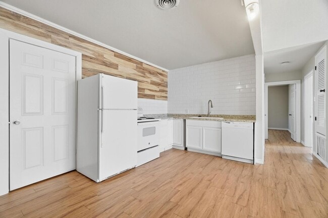 Building Photo - 2034 Collins Ave