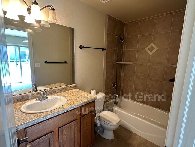 Building Photo - 585 1/2 Belhaven Way