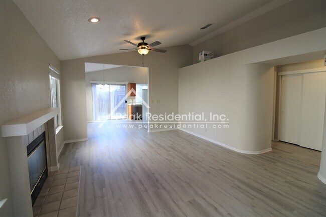 Building Photo - Updated 3bd/2ba Home near Cosumnes River College