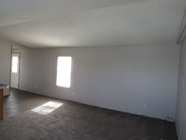 Building Photo - Affordable 3 bedroom 2 bathroom mobile home!