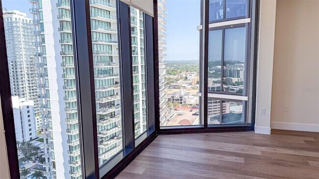 Building Photo - 1 Beach Dr SE