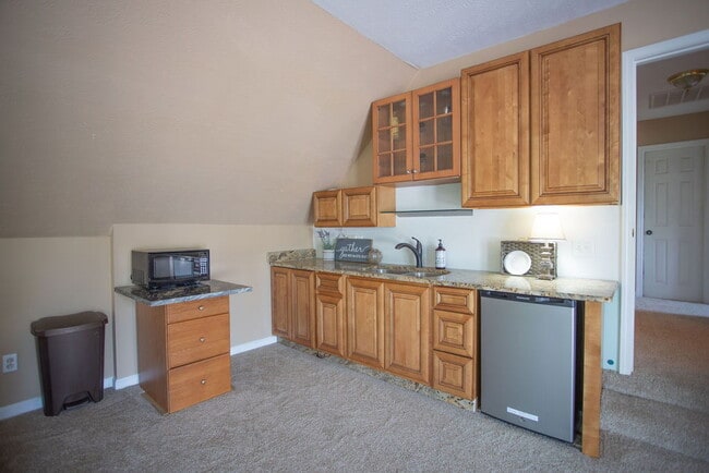Building Photo - "Charming 4-Bedroom Retreat with Guest Suite & 3 Baths in Murfreesboro!"