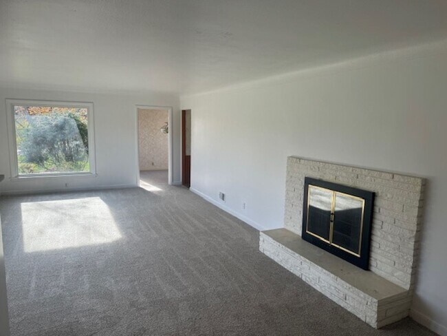 Building Photo - Amazing Home Next to Interlachen Golf Course with 4 bedrooms on Main Level, and Pond!