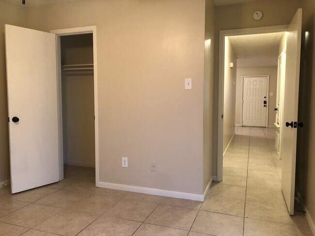 Building Photo - 605SB