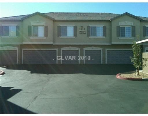 Building Photo - Coming Soon! 10/15/25 Large 3bdrm, 2 bath,...