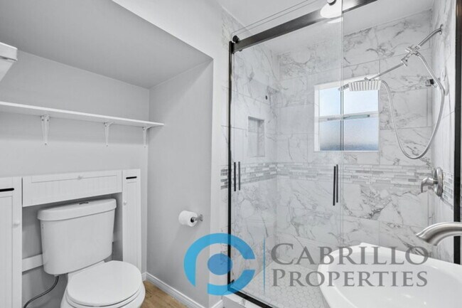 Building Photo - 4853 Mansfield St