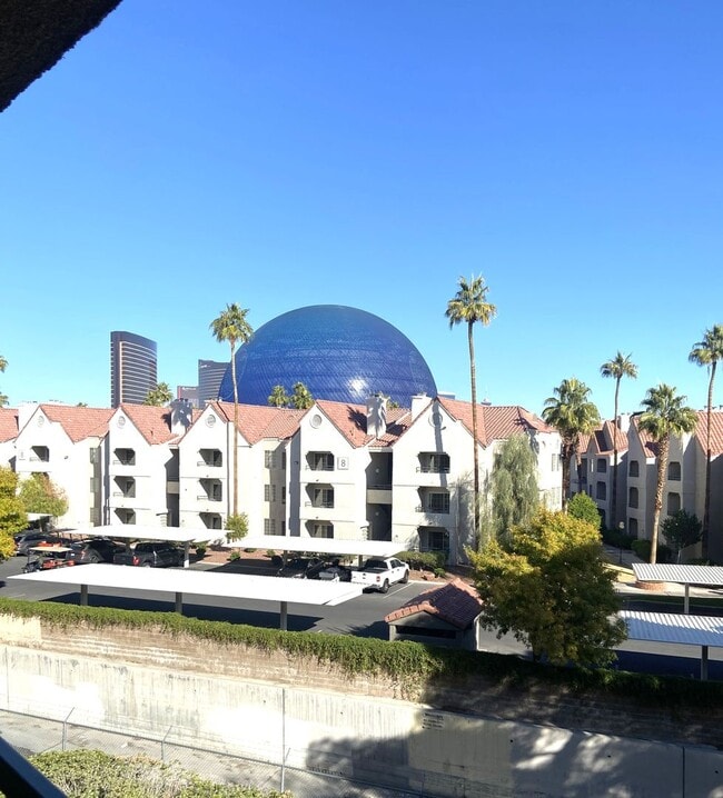 Building Photo - Amazing 2 bedroom furnished condo 1 block ...