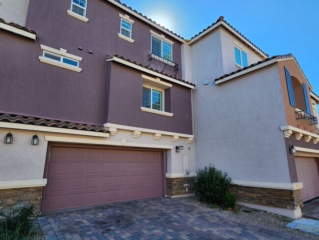Building Photo - Three Level Mountains Edge Townhome