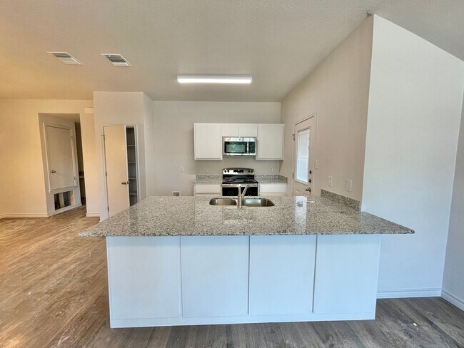 Building Photo - 1712 Clovis Dr