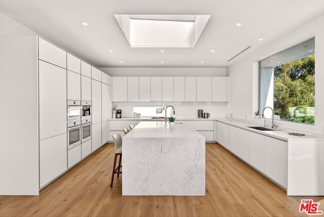 Building Photo - 9894 Beverly Grove Dr